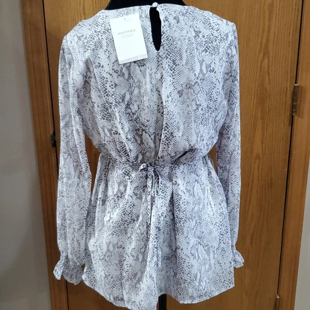 Seraphine light NWT pin tuck tie waist snakeskin grey white maternity top - Picture 4 of 8